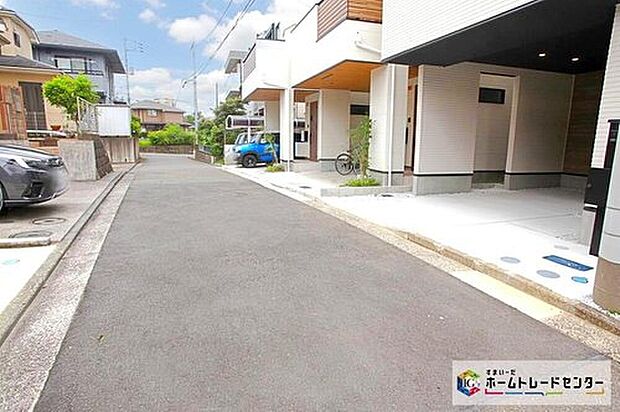 【前面道路含む現地写真】閑静な住宅街に立地します♪
小学校・公園・コンビニが徒歩10分圏内に揃います!暮らしやすい住環境が魅力です