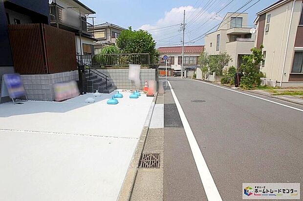 【前面道路含む現地写真】カースペース並列2台分ございます!家族分の自転車の駐輪スペースとしても勿論、来客用の駐車スペースとしてもお使いいただけます♪
