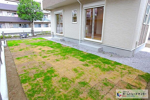 【庭】陽光たっぷり降りそそぐ南庭を備えた理想のお住まいです。お子様の遊び場や趣味のガーデニングなど、ライフスタイルに合わせていろいろとお楽しみ頂けそうです。