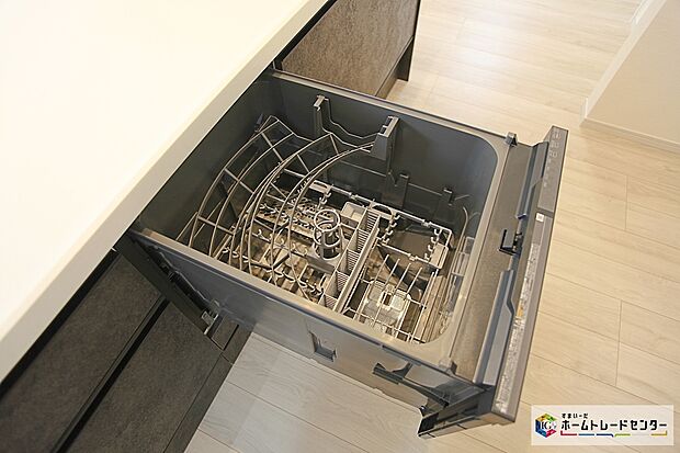 【食器洗浄乾燥機】忙しい奥様の味方、後片付けもラクラクなビルトイン食洗機付き。洗い終わった食器の水切りや乾燥としても便利です。