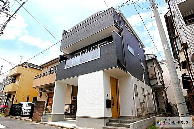 【現地外観写真】ビルトインガレージ付、3階建て住宅です!リビング18帖&主寝室9.7帖、ゆったり過ごせる2LDK+Sプランです!