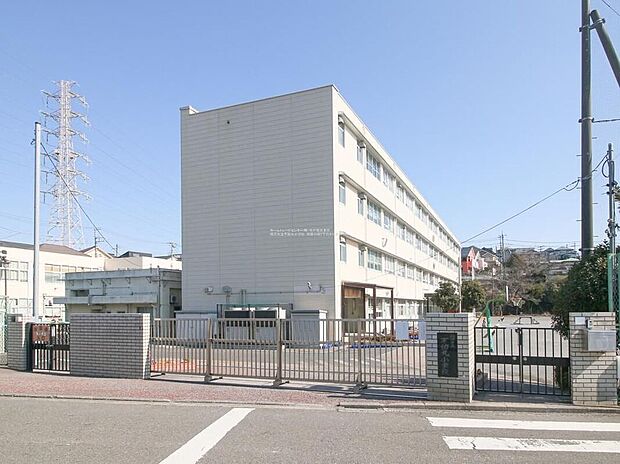横浜市立不動丸小学校(約700m)