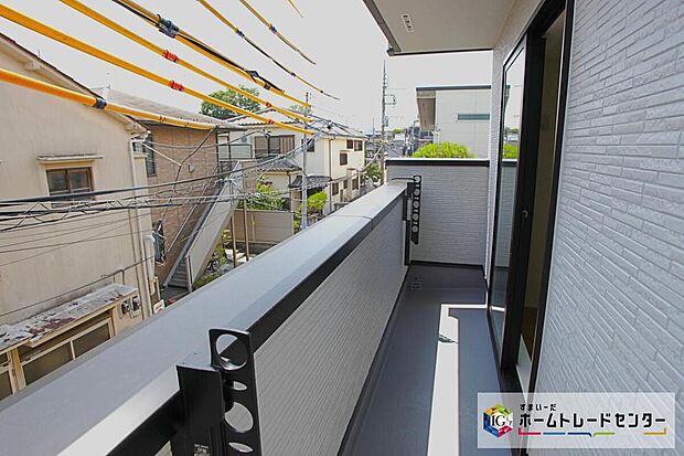 【バルコニー】2階と3階の2か所にバルコニーがございます!心地よい陽射しや暖かな風を楽しむことが出来ます。晴れた日にはたっぷりの洗濯物や布団を干せます!