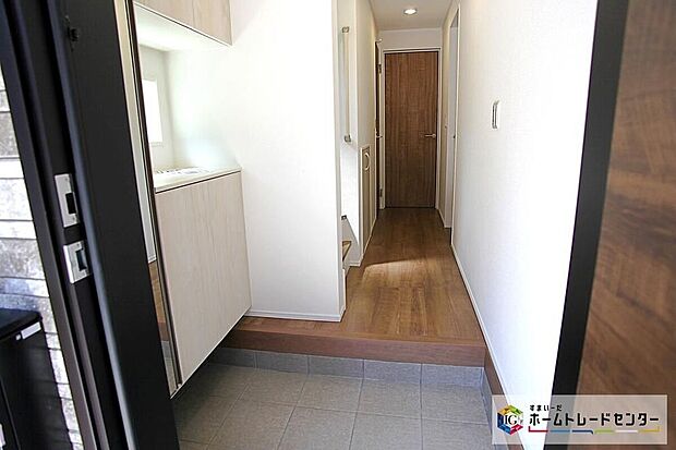 【☆　玄関　☆】コの字型の玄関収納を採用。多くの靴を収納できる上、飾り棚を利用して、お越しいただくお客様をおもてなしできます。