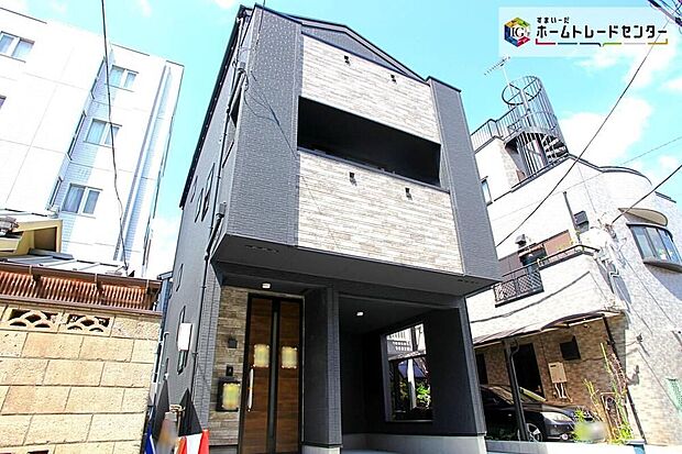 【現地外観写真】ビルトインガレージ付、３階建て住宅です☆リビング広々１８帖超、ゆとりの３LDK＋２Sプランです☆