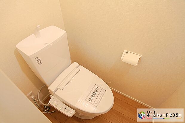 【トイレスペース】トイレスペースが１・３階にございますので、朝の混雑時に家族が分散して使用できます。またゲスト用・家族用と分けることも出来ますよ。