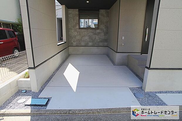【駐車場】☆　ビルトインガレージ　☆　ビルトインガレージですので、強烈な日差しや、雨風、ホコリなどから大切な車が守られますよ♪