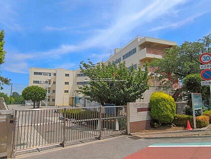 横浜市立上山小学校 240ｍ(徒歩3分)