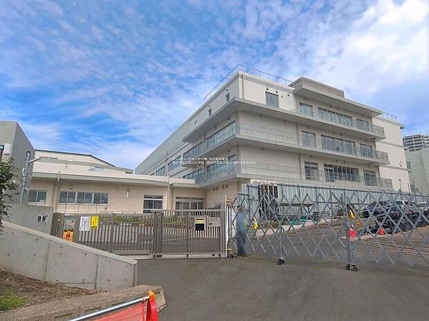 横浜市立二俣川小学校(約900m)