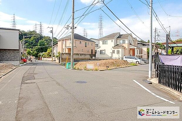 【前面道路含む現地写真】閑静な住宅街に立地します!前面道路は開放感溢れる6.5~7.6m幅、陽当り・通風良好な角地です♪
