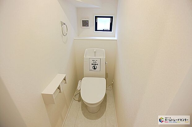 【トイレスペース】トイレスペースが１・２階にございますので、朝の混雑時に家族が分散して使用できます。またゲスト用・家族用と分けることも出来ますよ。