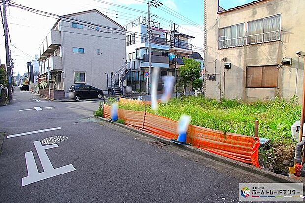 【前面道路含む現地写真】角地ですので陽当たり良好☆「東大島小学校」まで徒歩5分!また公園、保育園、幼稚園、スーパーが徒歩4分圏内に揃います!暮らしやすい住環境が魅力です☆