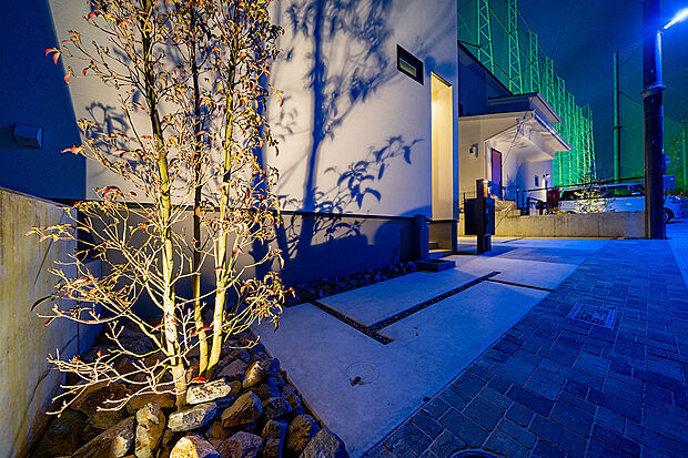 【当社施工例：外観】植栽とライトアップが調和しています。