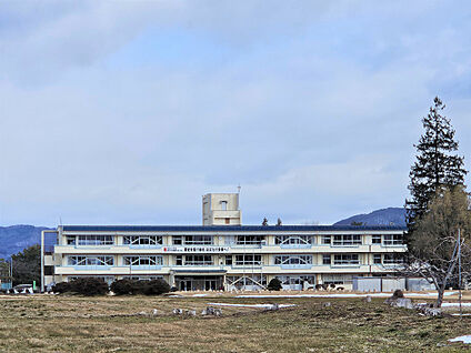 矢巾町立徳田小学校 現地から2240m～2320m。(徒歩28分～29分。)