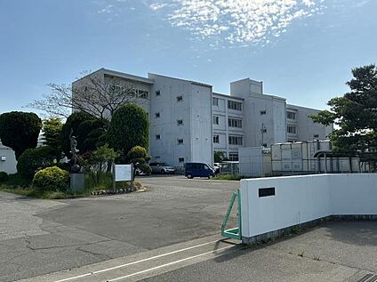 松本市立鎌田中学校 現地から1330m～1400m。(徒歩17分～18分。)