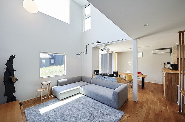 【内観施工例(LDK)】掲載の全てのプラン例は、購入者様の参考のための一例で、採用の可否は任意です。家具・調度品は価格には含まれません。