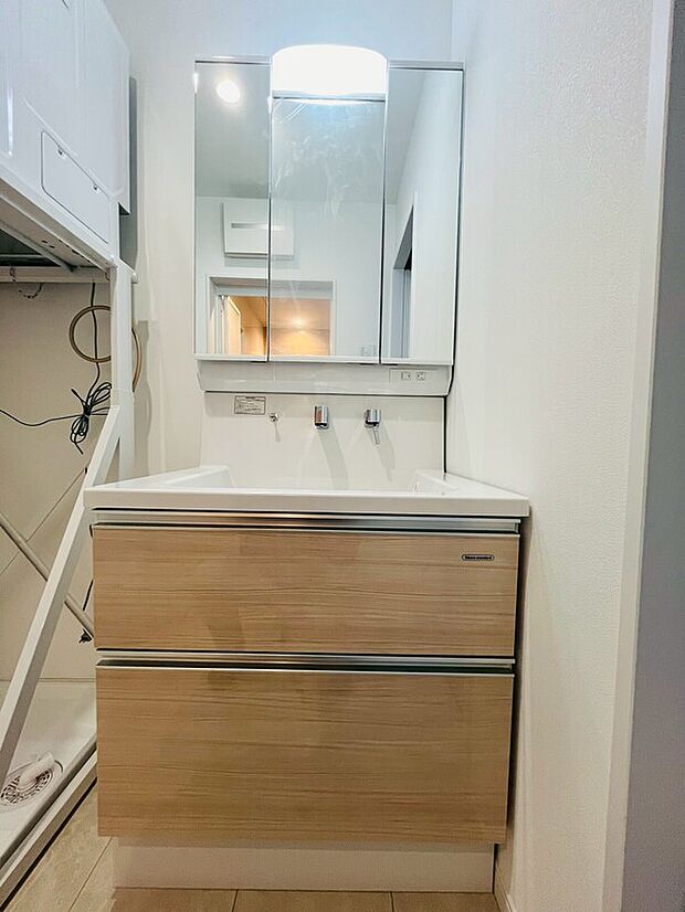 【独立洗面台】引き出し収納は物の出し入れがしやすく、仕訳収納にも便利。水たまりができにくくお手入れラクラクな壁付水栓です。