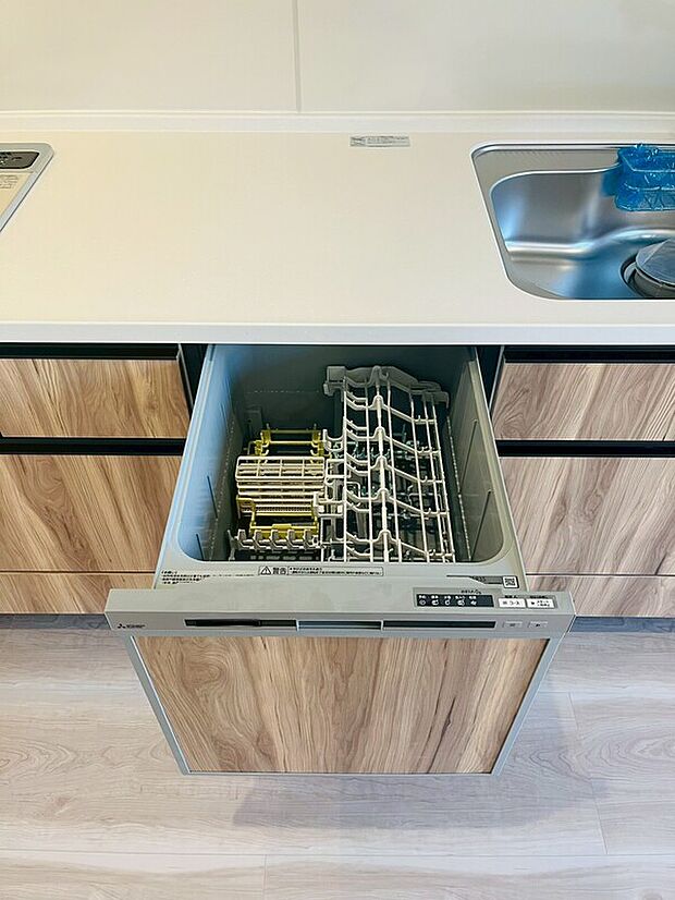 【食洗機】家事の時短につながるだけでなく、水の使い過ぎも防げます。 また、一般的には手洗いよりも綺麗に洗えると言われており衛生的です。