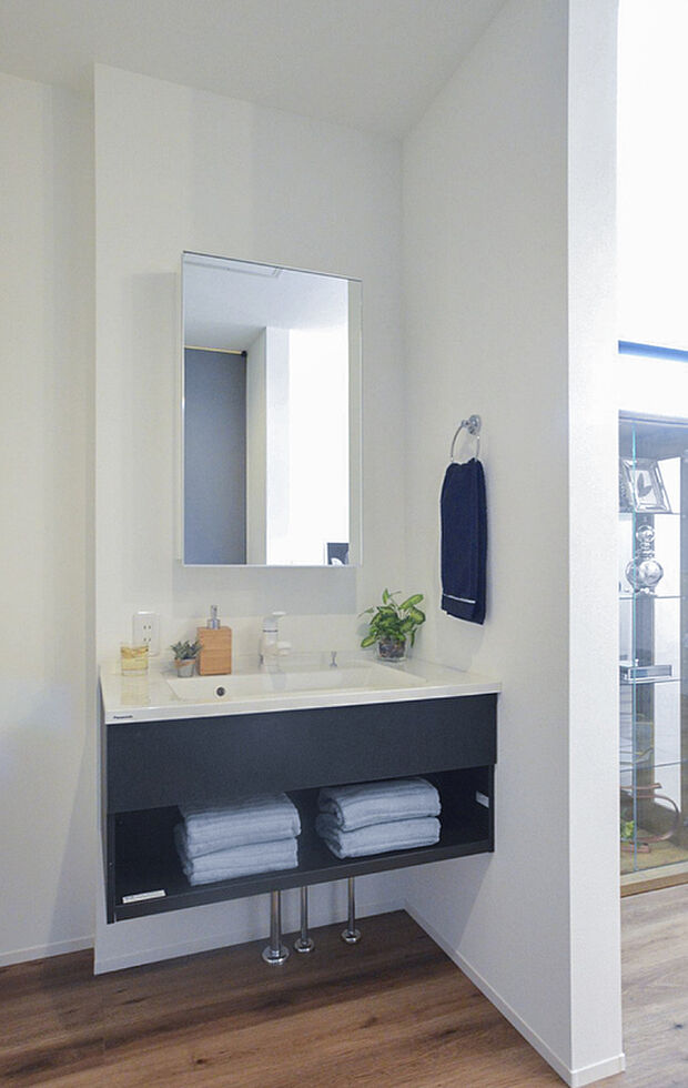 洗面化粧台（当社施工例）玄関ホールから直接使える洗面台。1・2階に洗面台があるのでとても便利です。♪※イメージの為実際と異なる場合があります。