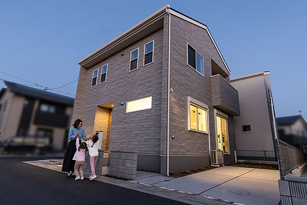 【6号棟　外観写真　夜間】健やかな光彩の町