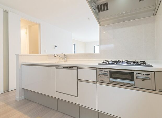 【キッチン（当社施工例）】高機能システムキッチン。また、スライド式収納で出し入れも楽々です。※イメージの為実際と異なる場合があります。