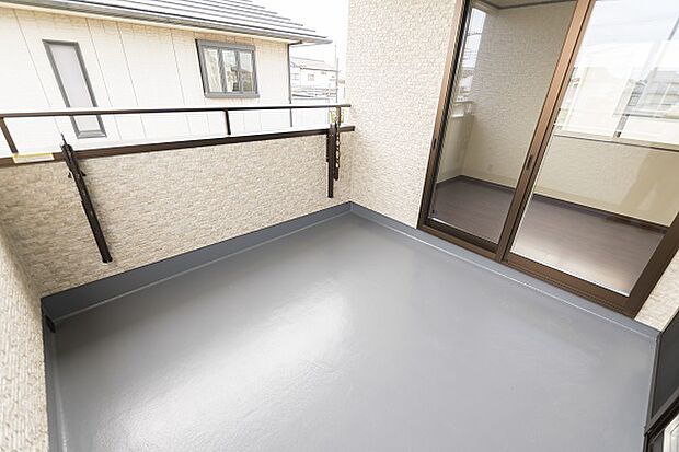 【バルコニー（当社施工例）】主寝室から出入りができる広々としたバルコニーは、休日にお子様とプールやベランピングを楽しめます♪※イメージの為実際と異なる場合があります。