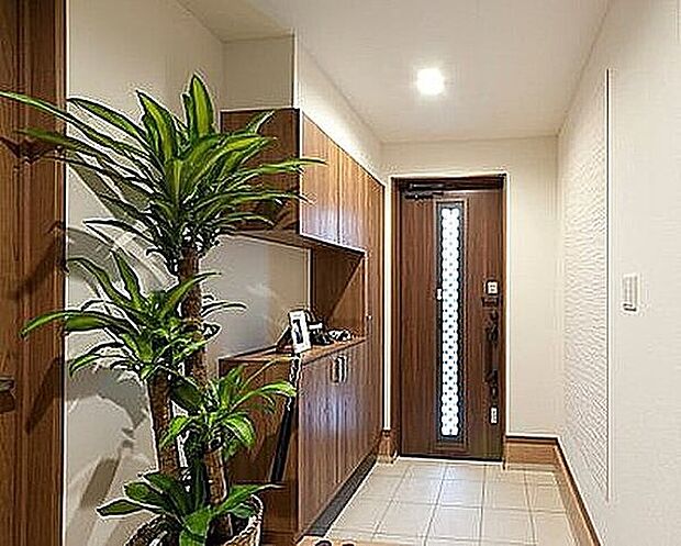 【玄関（当社施工例）】玄関収納も充実で家族の靴もすっきり片付きます。※イメージの為実際と異なる場合があります。