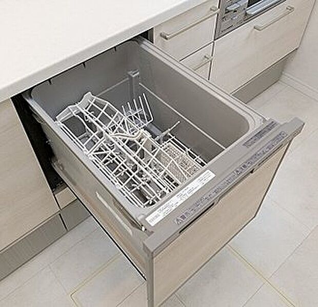 【食器洗浄乾燥機（当社施工例）】お料理後の後片付けをサポートするビルトインタイプの食器洗い乾燥機は節水にもつながります。※イメージのため実際と異なる場合があります。