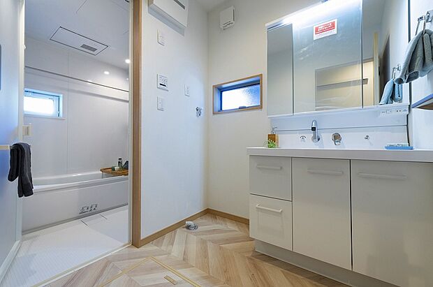 【洗面脱衣室（当社施工例）】洗面化粧台は、人造大理石　ボウル一体型カウンターなのでお掃除もラクラク。三面鏡で収納も抜群。※イメージのため実際と異なる場合があります。