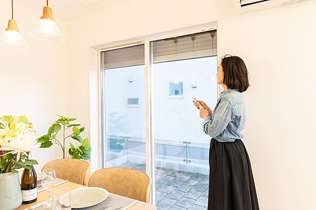 【電動シャッター（当社施工例）】リモコン操作で電動シャッターの開閉ができラクラクです。※イメージのため実際と異なる場合があります。