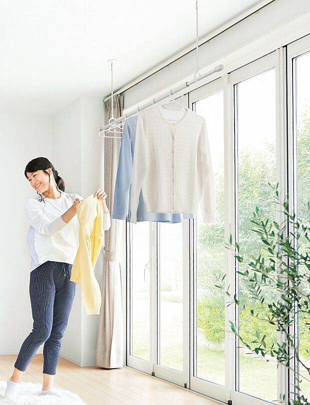 【ホスクリーン（イメージ画像）※1号棟対象】2階ホールにホスクリーンを設け、スペースの有効利用。天候を気にせずに洗濯物が干せるので便利です。※イメージの為実際と異なる場合があります。