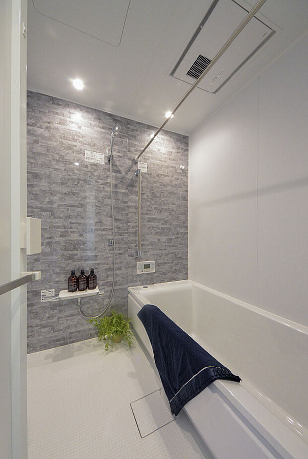 【浴室（当社施工例）】お風呂の中でゆったりくつろぐリラックス空間。浴槽・シャワー・お手入れとこだわり抜いた多彩な機能が充実。※イメージの為実際と異なる場合があります。