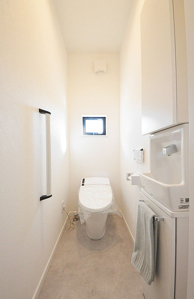 【トイレ（当社施工例）】トイレに近づくと自動でふたが開き、離れると閉まるオート開閉。使用後は自動で便器洗浄。毎日使うトイレだから想像以上に快適です。
※イメージのため実際と異なる場合があります。