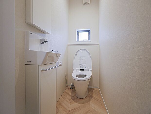 【1階トイレ　（当社施工例）】トイレに近づくと自動でふたが開き、離れると閉まるオート開閉。使用後は自動で便器洗浄。毎日使うトイレだから想像以上に快適です。※イメージのため実際と異なる場合があります。
