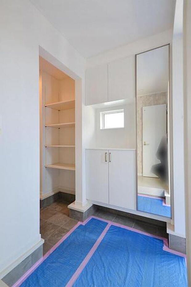 【小窓のある玄関】姿見付きのシューズボックスで、使い勝手も◎