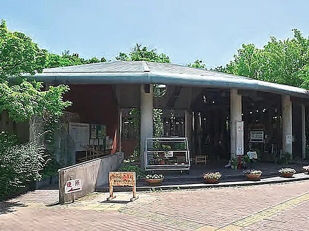 【四季を楽しめる自然豊かな公園も】花の名所としても親しまれている大型公園での散歩も日常に。尼崎市農業公園まで徒歩約8分。周辺は田んぼや畑に囲まれており、道すがらものんびりとした景色を楽しめます。