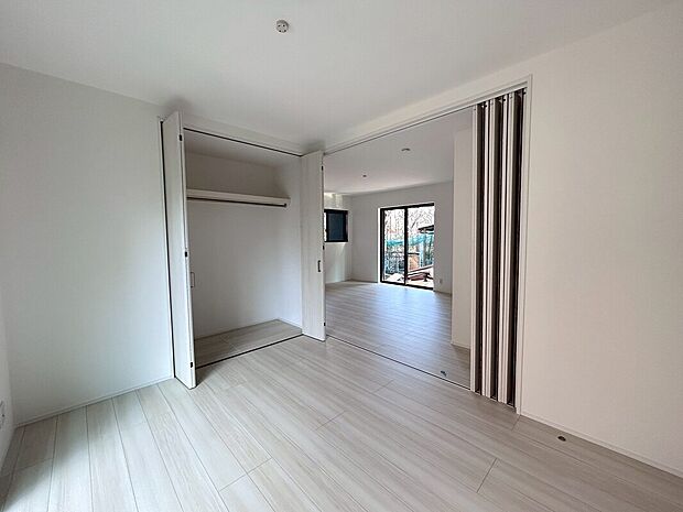 【1階約5.6帖納戸】1階には2箇所の納戸があり、それぞれ9帖超、5帖超。間仕切りの折戸を開放すると15帖超の大空間としてもご利用いただけます。/2025年12月撮影