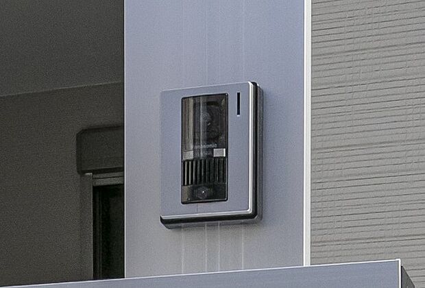【【モニター付きインターホン】】防犯対策にもなるモニター付きインターホン。訪問者を確認できるので、セールスや勧誘などの場合に玄関を開ける必要がなくなります。来訪者の確認が事前にでき、余計な手間や面倒事にも巻き込まれにくく、お子様にお留守番をお願いする時も安心です。