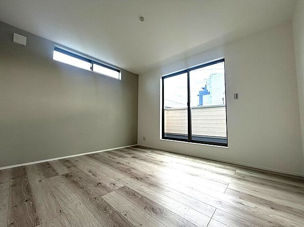 【【3階約7.3帖洋室】】バルコニーへと繋がる大きな窓から、開放的な景観が楽しめます。CLやWICへ、バルコニーで乾いた洗濯物を畳まずハンガー掛けで収納する際にも動線が短く、家事の時短に繋がります。