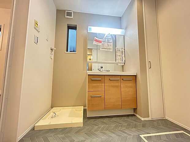 【【1階洗面所】】背後まで確認しやすい3面鏡タイプ・チャイルドミラー付きの洗面台。ミラーの裏やボウル下にアメニティーが収まります。玄関からLDKを通らず直行できるため、来客時にもご案内しやすい配置です。