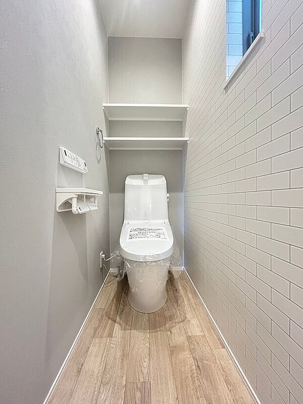 【【2階トイレ】】1階、2階の各フロアにトイレが設けられており、温水洗浄便座付き。1年を通して快適にご使用いただけます。背面の棚はトイレットペーパーの予備などの置き場として便利です。