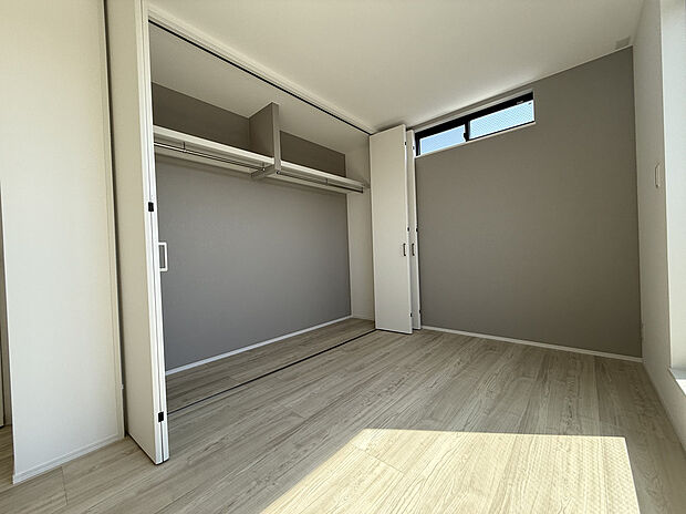 【【3階約5.6帖洋室】】バルコニー側の窓も含めて多面採光のため、日中は電気を点けなくても十分な明るさです。シンプルな内装は様々なインテリアカラーとマッチ。お好みのファブリックをあわせて空間づくりを楽しめます。