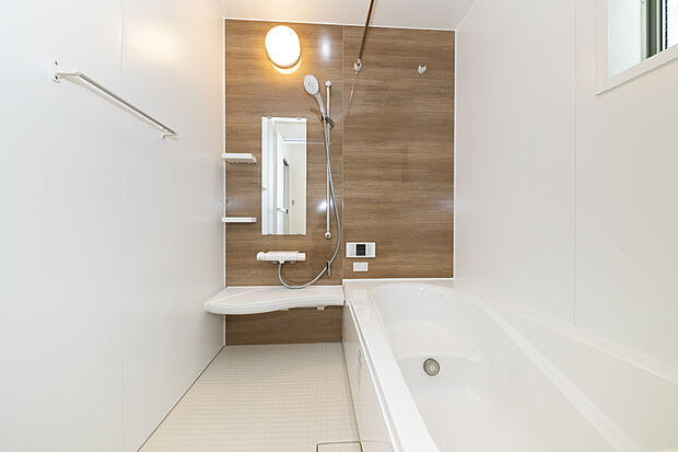 【【浴室/浴室乾燥暖房機】】・浴室乾燥暖房機が付いています。カビの原因となる水や湿気も換気+温風ですばやく取り除くことができるのでカビ対策にも効果的です。
・ラクラクお手入れの、くるりんポイ排水口や、サーモフロア、キレイドア、エコシャワーやサーモバスなど、嬉しい設備が充実した浴室です。/B号地撮影