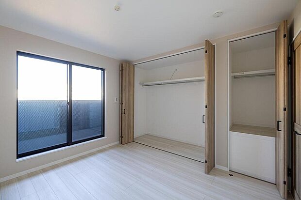 【【3階洋室/当社施工例】】主寝室はバルコニー側の南窓も含めて多面採光!日中は自然光に包まれ、ベッドを置いてもゆとりある、約7.6帖の広さです。/建物価格2340万、建物面積117.44m2、4LDK