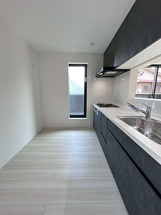 【【キッチン/食器洗浄乾燥機】】お料理や食後の洗い物の負担が軽減される食器洗乾燥機。手洗いよりも高い水温で洗浄することで脂汚れが溶け出し、洗浄力が高まります。夕食後も家族と会話を楽しめる豊かな時間を作ることができ、時間の節約と共に手荒れの悩みも解消できそうです。/B号地撮影