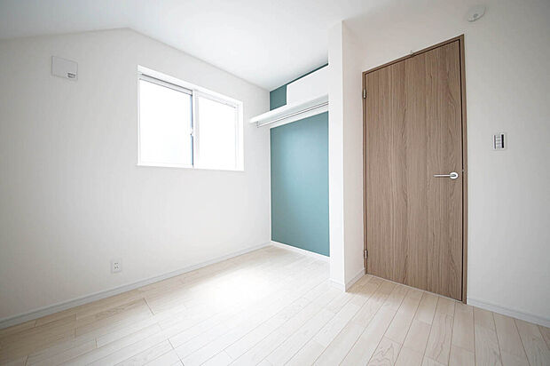 オープンタイプのクローゼットを備えた居室、すぐにお洋服をかけられます