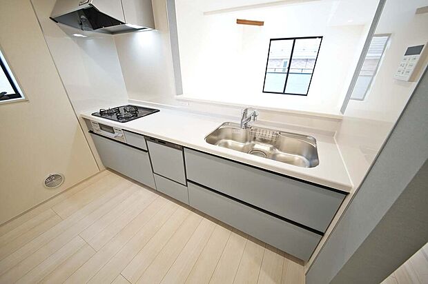 食事の後片付けがスムーズになる食洗機付きの対面キッチン