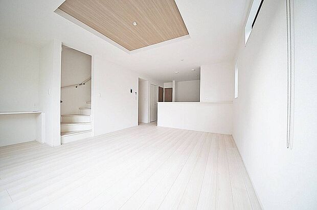 全居室2面採光でお部屋が明るく、便利な全居室収納付!ペアガラスのためお部屋の冷暖房効率が上がります