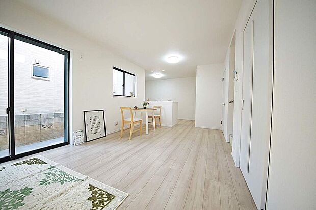 ＜B号棟　リビング＞大きな窓に面した広さ約16.75帖のLDK、団らんのひと時をゆったり楽しめますね