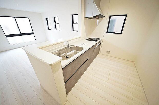 ご家族との会話も弾む対面キッチンは浄水器付です